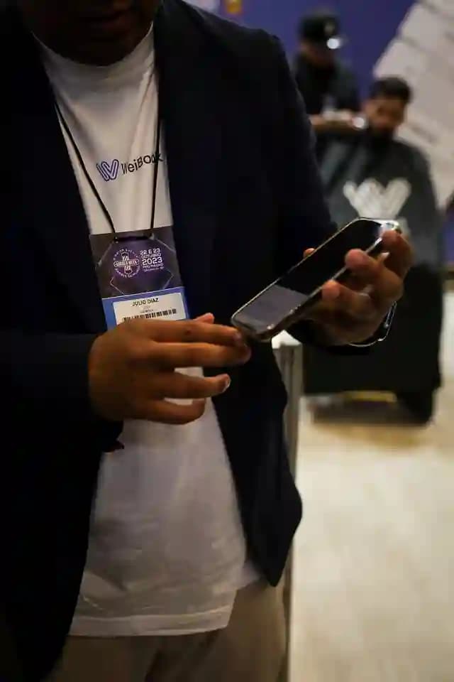 Asistente con credencial de la Barber Week São Paulo 2023 usando la app de WeiBook