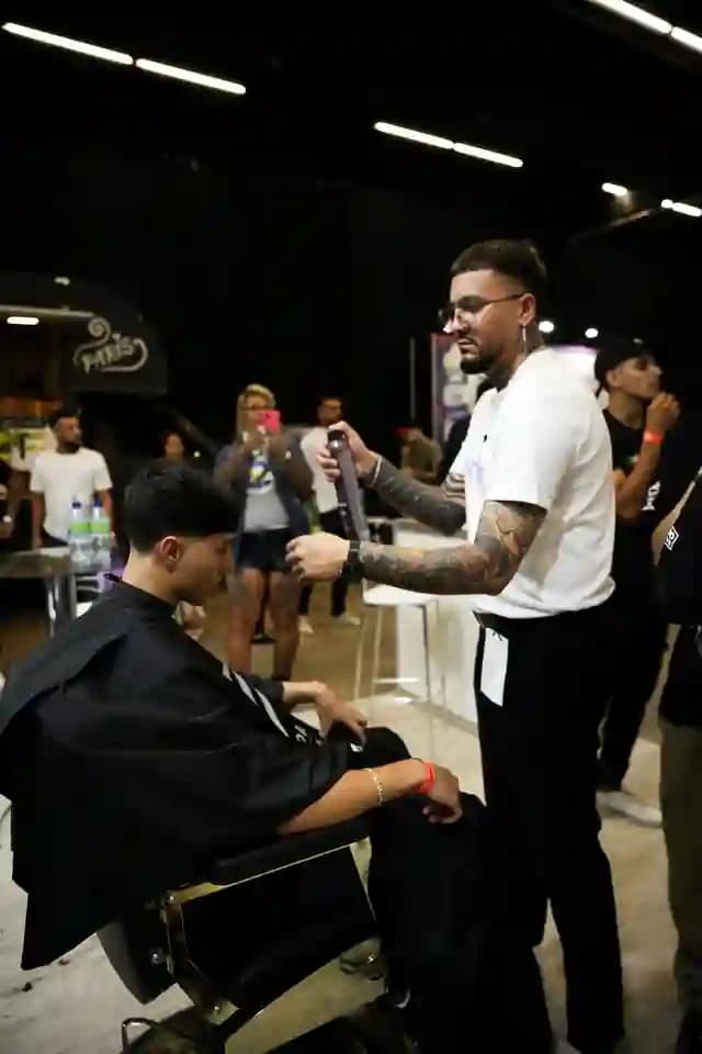 Barbero haciendo un corte en vivo en la Barber Week de São Paulo, Brasil, con WeiBook